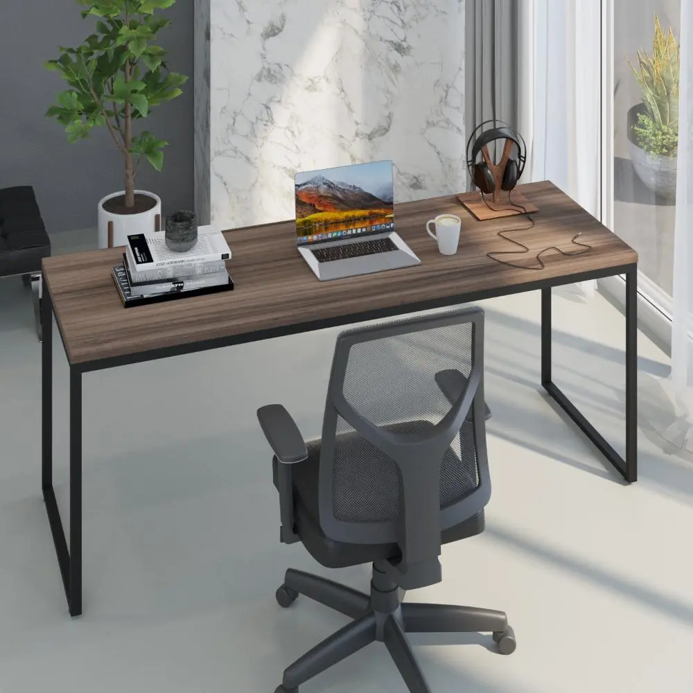 Mesa de escritório com tampo amadeirado e estrutura preta acompanhada de cadeira