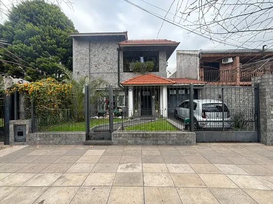 Impecable Chalet En Venta - 5 Dormitorios - 3 Baños - Quincho- Patio - Morón ,zona Oeste
