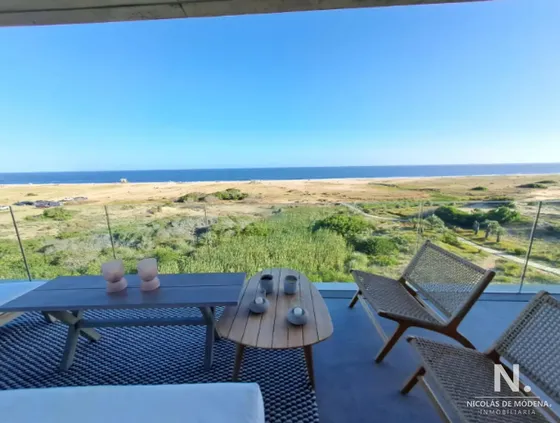Vende Apartamento Con Vista Al Mar, De 3 Dormitorios En Punta Del Este.