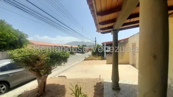 Kq. Excelente Oportunidad! Casa En Venta De 110m2 En Un Terreno De 304m2, Urb. Villa Colonial, Sector Los Chacos, Muy Cerca De La Asunción.