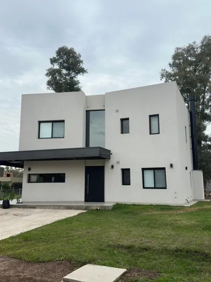 (31) Alvarez Del Bosque !!! Casa En Lote Central