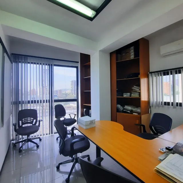 Oficina En Ph En Alquiler, 12 Puestos De Trabajo, Edificio Kokuy, Av Bolivar. Valencia, Edo Carabobo. Nereida Rosales