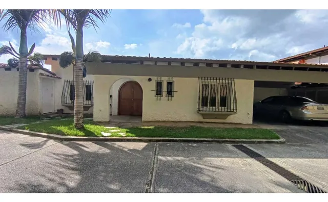 Casa En Alquiler Alto Hatillo. 4h+s/4+2 1/2b+s/5e. Át 503m2. Ac 385 M2