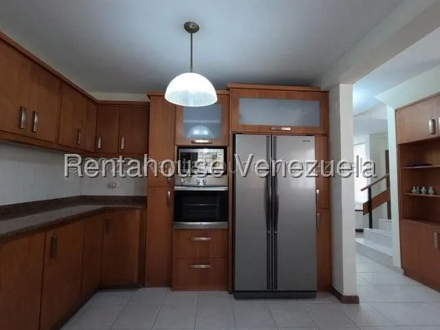 Mayra Lara Rah Alquila Amplia Y Hermosa Casa Exclusivo Conjunto De Cabudare, 2 Habitaciones, 3 Baños, Cocina Moderna, 2 P/e, Totalmente Amoblada, Tanque Subterráneo, Vigilancia Privada 