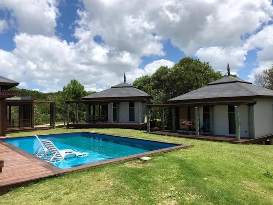 Casas En Venta - 4 Dormitorios 2 Baños - 277 Mts2 - Balneario La Esmeralda