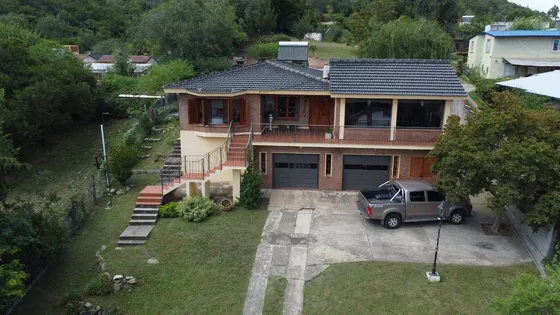Venta - Casa Categoria - 4 Dormitorios - 3 Baños - 2 Cocheras - Gas Natural 