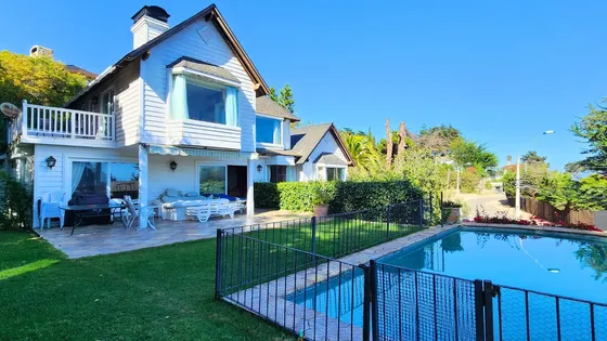 Casa Con Vista Al Mar En Zapallar, A Pasos De La Playa
