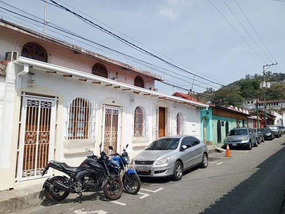 Alquiler De Casa Colonial De 311 Mts² En La Calle Bolivar Del Hatillo, Ideal Para Restaurante/hotel Y Otros Rubros
