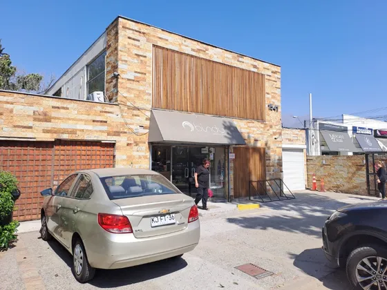 Excelente Local Comercial En 2 Pisos A Pasos De Vitacura