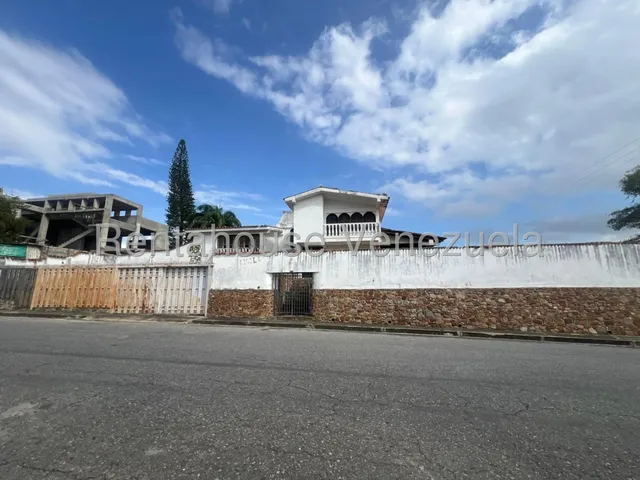 En Venta Excelente Casa Quinta Para Remodelar Ubicada En Esquina Y En Conjunto Cerrado Urbanización Santa Elena Zona Este De Barquisimeto Lara, Rc 
