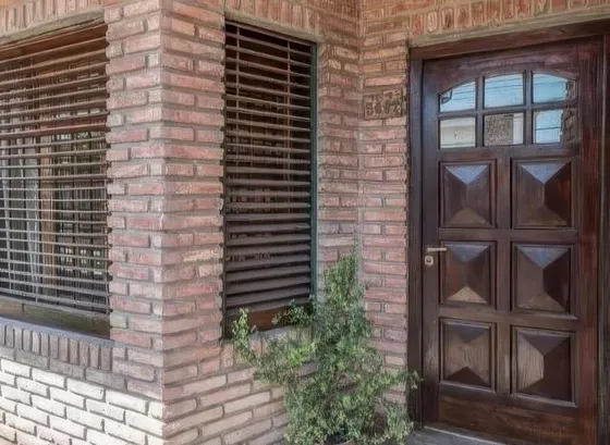 Casa En Venta - 4 Dormitorios 2 Baños - Cocheras - 300mts2 - La Matanza