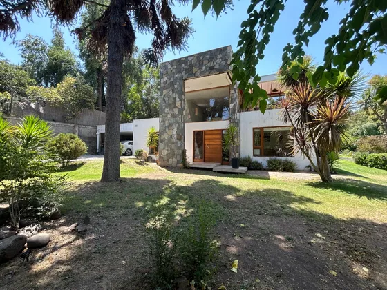 Casa En Venta En El Arrayán, Santiago  Amplia Y Luminosa