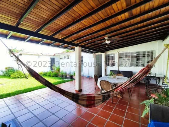 Francisco Rojas Norscia Rentahouse 24-10253 Vende Hermosa Casa Ubicada Zona Privilegiada De La Ciudad, 375mts2, Amplia, Fresca Y Muy Iluminada, Porton Electrico, Cerco Electrico, Estacionamiento Techa