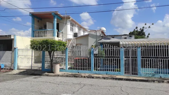 Propiedad Ubicada En Calle Privada Con Portón Eléctrico. Destaca Por La Armónica Distribución 23-27799 Ecir