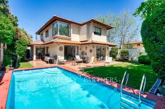 Venta De Espectacular Casa En Peñalolén, Condomini...