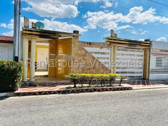 Estupenda Casa En Venta Urb. El Bosque, Cagua 25-13720 Hc