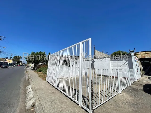 En Alquiler Local Comercial A Pie De Calle En Av Principal De Piñonal Con Estacionamiento Baños Listo Para Operar Excelente Precio Estef 25-13992