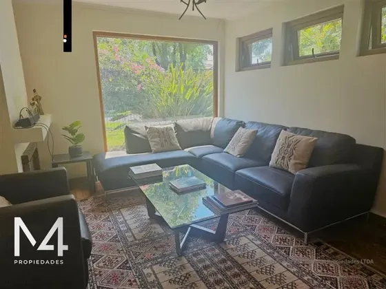 Hermosa Casa Con Amplio Jardín En Barrio Tranquila