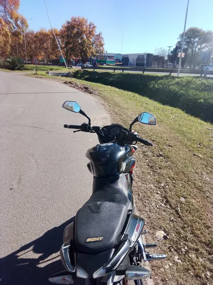 Se Vende Ns 200 Año 2016 Servís Hecho Y Vtv Hasta Agost