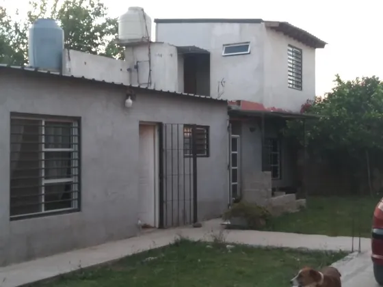 Casa En Venta - 2 Dormitorios 2 Baños - Cochera - 235mts2 - Berazategui