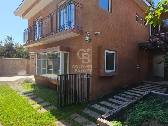 Elegante Y Amplia Casa En El Corazón De Vitacura