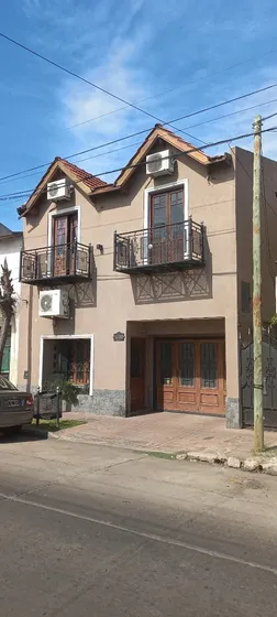 Hermosa Y Moderna Casa De 5 Ambientes Con Cochera Y Fondo Con Quincho