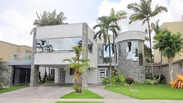 Venta De Bella Quinta  Urb Villa Laguna Club - Guataparo - Ivlp