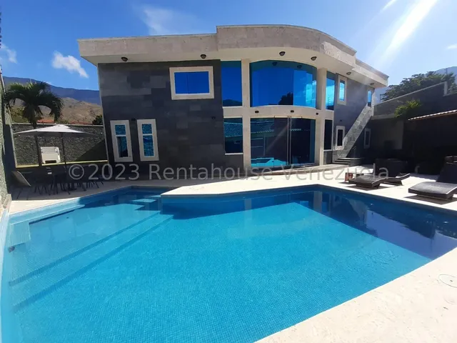 Espectacular Casa Quinta En Venta Urb. El Castaño ( Zona Privada). Maracay, Aragua, 25-10214