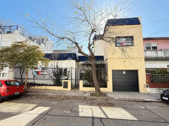 Vendo Casa En Devoto. 3 Dormitorios Y 3 Baños. 2 Plantas Y Terraza Con Parrilla.
