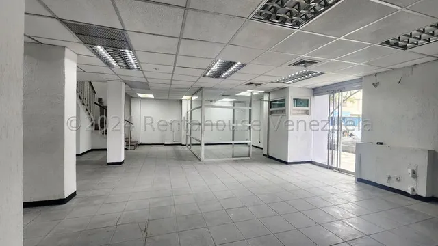 Local Comercial En Alquiler En Barquisimeto Calle 42 Excelente Zona De Alto Trafico, Construcción De 250m2 Ideal Para Su Proyecto! Cod 25 8501 Comunicate Soy Gabi Irastorza                          