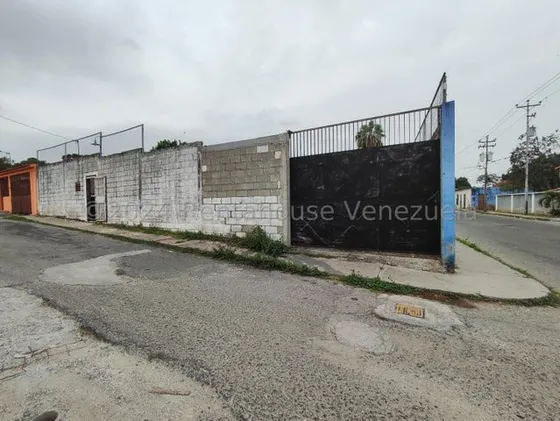 Terreno En Venta Ubicado En Cabudare Av Bolivar Con Carrera , Codigo 2 4 1 6 9 5 7 , Mildred En Zona Comercial Por Excelencia Y Un Esquina Con Mucho Tránsito. Ideal Para  Comercio O Residencia