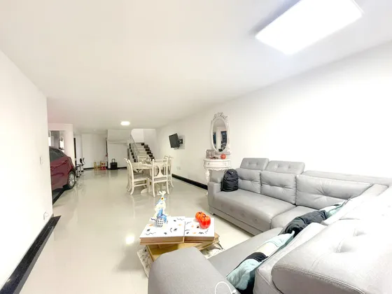 Vendo Casa Medellín, Malibu Al Lado De La Unidad Deportiva De Belen