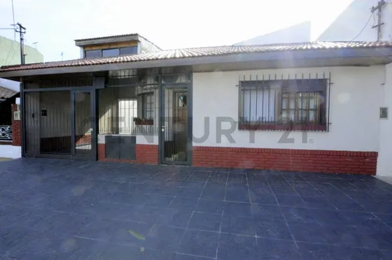 Venta De 2 Casas Una De 5 Ambientes Y Otra De 3 Ambt. C/coch Para 3 Autos-sarandí- Avellaneda