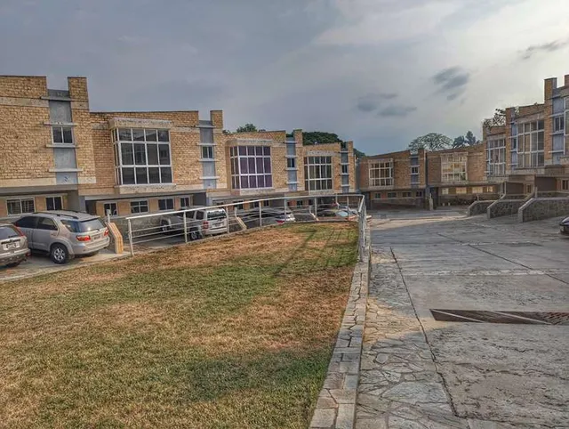 Yosmar Y Fernando Venden  Townhouse En Colinas De Guataparo, Res. Villa Lago