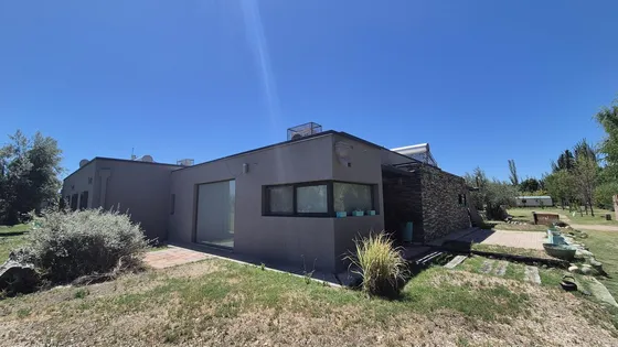 Casa En Venta - 4 Dormitorios 1 Baño - Mendoza