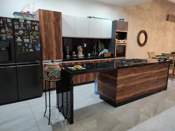 Amplia Casa A La Venta,  Con Desniveles, En Primer Cluster