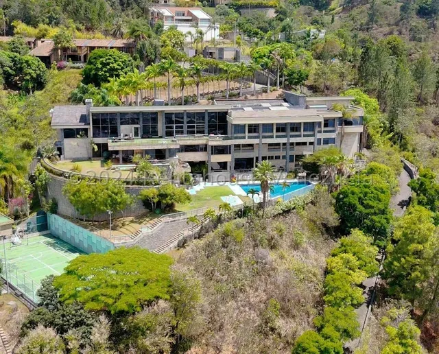 Imponente Casa Con Cine Y Grandiosas Areas Sociales En Venta En La Trinidad Yf