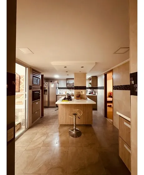 Vendo Apartamento En Laureles Medellín En Edificio De 185 M², Piso 1