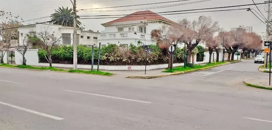 Elegante Casa Esquina 2 Pisos Para Institución O Negocio