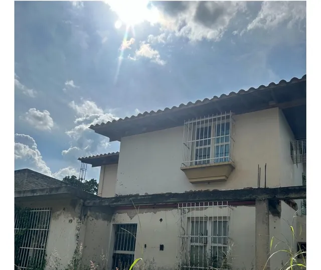 En Venta Casa Para Remodelar, Ubicada En El Castaño Maracay.