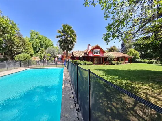 Casa En Arriendo De 5 Dorm. En Chicureo Centro