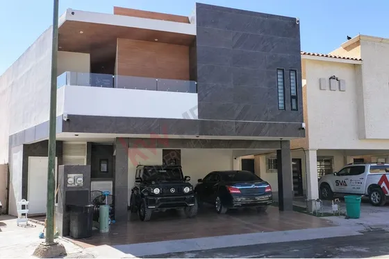 Casa En Venta En Ampliación Senderos Con Alberca Y 5 Habitaciones