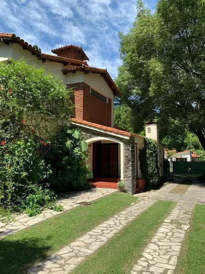 Chalet Con Parque Y Piscina En Alquiler Temporario En Adrogué. Incluye Servicios