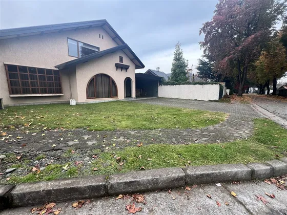 Casa En Excelente Barrio Residencial Dentro De La Ciudad