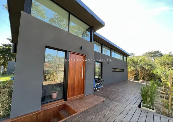 Casa En Venta De 2 Dormitorios En Suite En Punta Del Este.