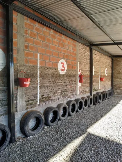 Alquilo Cochera , Apto Para Camionetas O Vehculos Grandes O De Altura.- Bvar Moreno 14 Casi Congreso.-