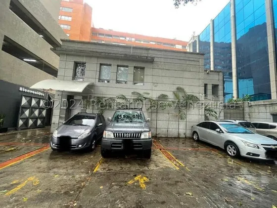 Local Comercial ( 2 Niveles / A Pie De Calle / Remodelado ) Alquiler Las Mercedes Mls-25-24184