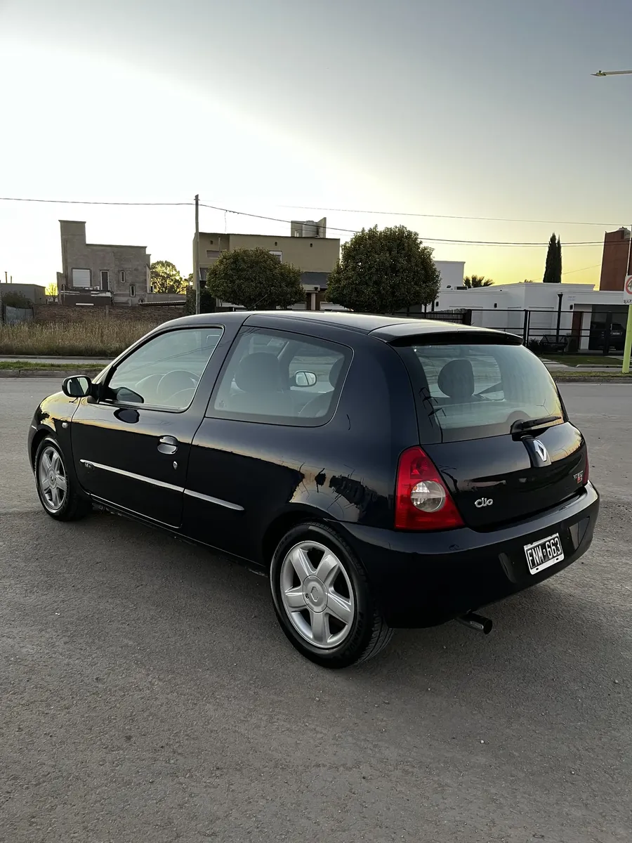 Renault Clio 1.6 Dynamique5586573123079475212