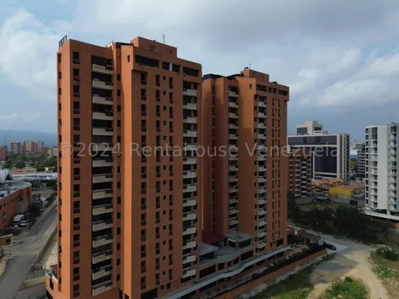  Maritza Lucena Vende Excelente Apartamento Al Este De Barquisimeto, Vista Panorámica, Amplias Habitaciones, Agua Y Luz Constante, Vigilancia 24/7, Cerca A Las Vías Principales.