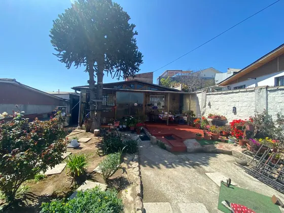 Se Vende Propiedad Con Amplio Terreno En Llolleo